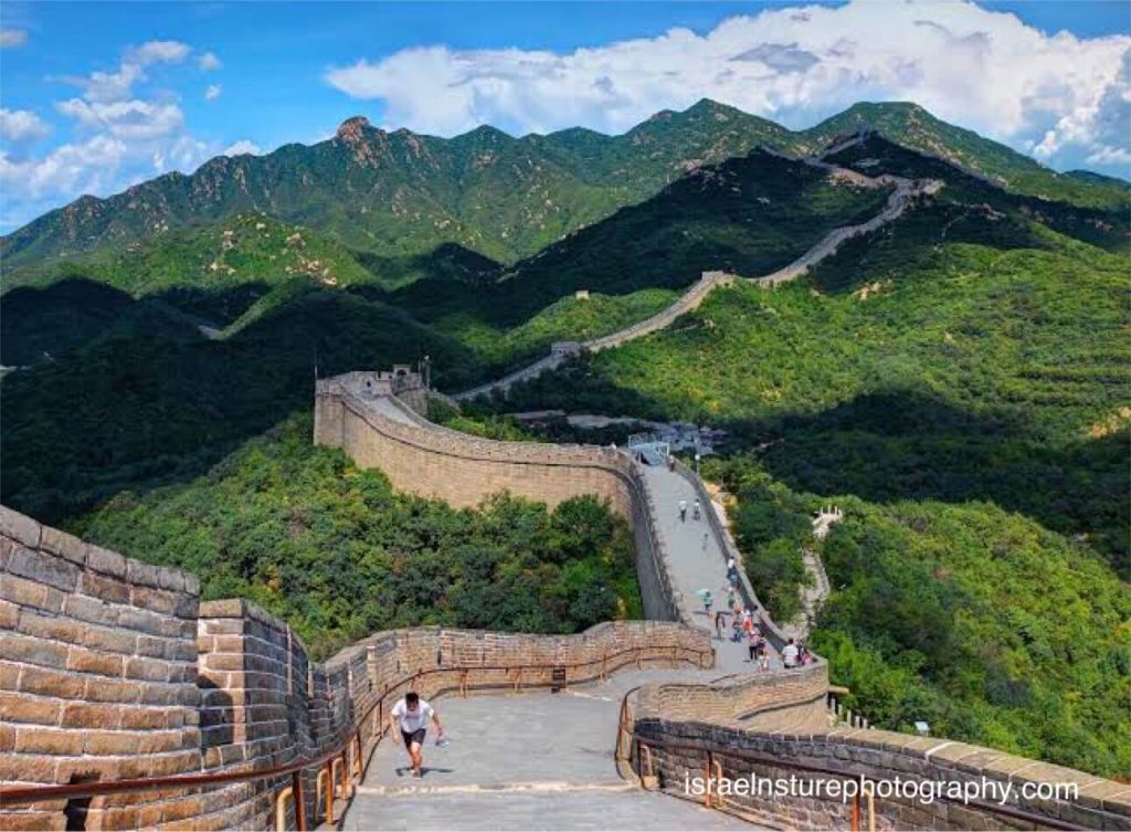กำแพงเมืองจีน ถูกสร้างขึ้นมาเป็นเวลาหลายศตวรรษโดยจักรพรรดิ์ของจีนเพื่อปกป้องอาณาเขตของตน ปัจจุบัน พื้นที่นี้ทอดยาวหลายพัน