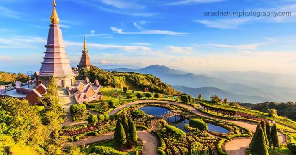 ดอยอินทนนท์ เป็นหนึ่งในอุทยานแห่งชาติที่ได้รับความนิยมมากที่สุดในประเทศไทย มีชื่อเสียงในเรื่องน้ำตก เส้นทางเดินไม่กี่แห่ง หมู่บ้านห่างไกล