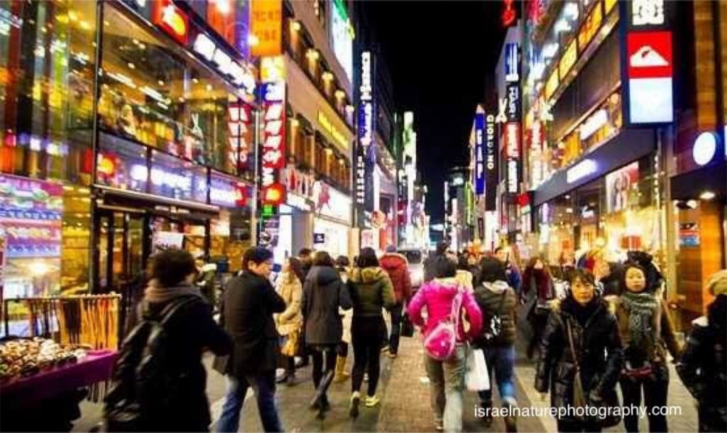 ตลาดเมียงดง เป็นหนึ่งในแหล่งช้อปปิ้งชั้นนำของเกาหลีใต้ คุณจะได้พบกับห้างสรรพสินค้า ห้างสรรพสินค้า และร้านค้าอิสระ พร้อมด้วยร้านอาหาร