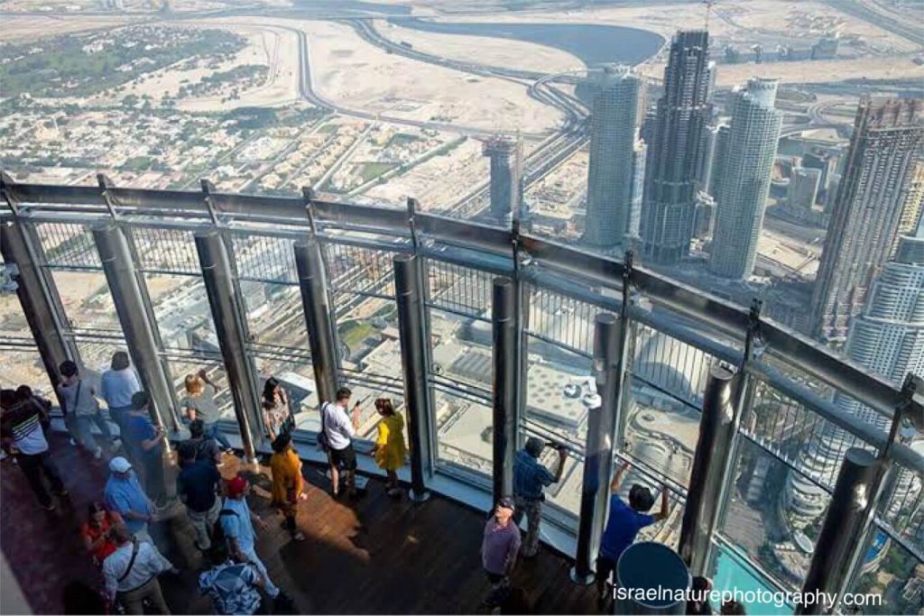 บุรจญ์เคาะลีฟะฮ์ ไม่เพียงแต่เป็นอาคารที่สูงที่สุดในโลกเท่านั้นแต่ยังทำลายสถิติที่น่าประทับใจอีกสองแห่งได้แก่ โครงสร้างที่สูงที่สุดซึ่ง