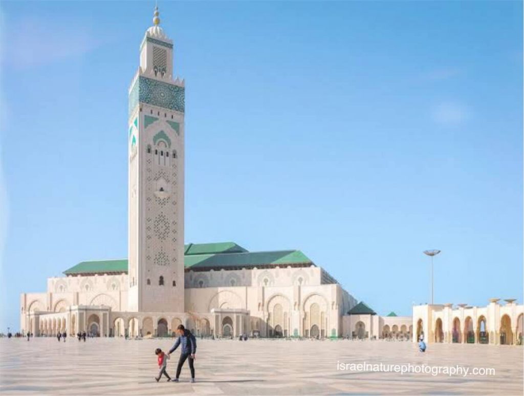 มัสยิดฮัสซัน ที่ 2เป็นผลงานชิ้นเอกของสถาปัตยกรรมอาหรับ-มุสลิมและเป็นหนึ่งในอาคารทางศาสนาที่สวยงามที่สุดในโลก ตามหลักแล้ว มันเป็นหนึ่งใน