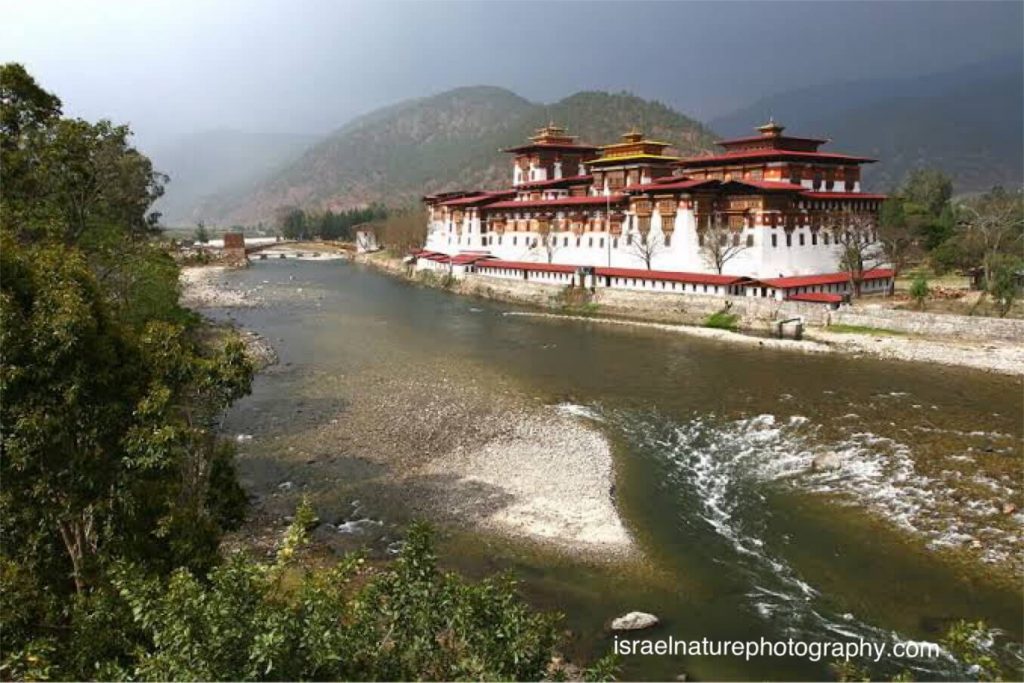 พูนาคาซอง Punakha Dzong ใน ภูฏานตะวันตกมักถูกมองว่าเป็น Dzong ที่สวยที่สุดในประเทศ นอกจากนี้ยังเป็นซองที่สำคัญที่สุดใน