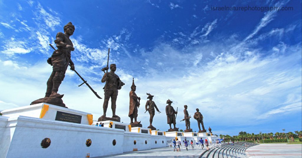อุทยานราชภักดิ์ ที่มีรูปปั้นสูงตระหง่านของกษัตริย์ทั้งเจ็ดของประเทศไทยเปิดอย่างเป็นทางการโดยสมเด็จพระบรมโอรสาธิราชฯ สยามมกุฎราชกุมาร