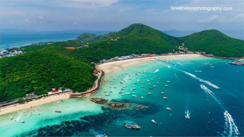 เกาะล้าน เป็นเกาะเล็ก ๆ ที่ยอดเยี่ยมที่ตั้งอยู่ในอ่าวไทย เกาะล้านตั้งอยู่ห่างจากชายฝั่งพัทยาประมาณ 7 กม. และพัทยาอยู่ห่างจากกรุงเทพฯ