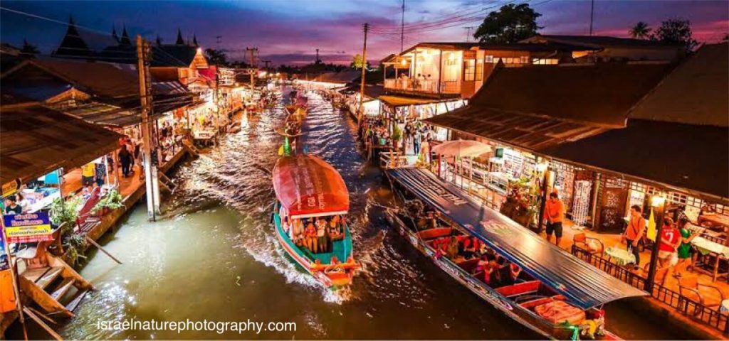 ตลาดน้ำอัมพวา ถือเป็นหนึ่งในตลาดน้ำที่ดีที่สุดในกรุงเทพฯ เพราะดึงดูดทั้งคนในท้องถิ่นและนักท่องเที่ยว ไม่ใช่ตลาดน้ำที่ใหญ่ที่สุดในกรุงเทพฯ