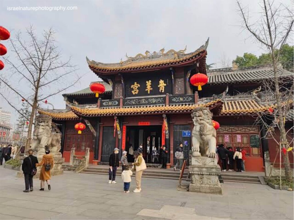 พระราชวัง Qingyang  ตั้งอยู่ในชานเมืองทางตะวันตกเฉียงใต้ของเฉิงตูห่างจากใจกลางเมือง 3 กิโลเมตร สร้างขึ้นครั้งแรกในสมัยราชวงศ์ถัง