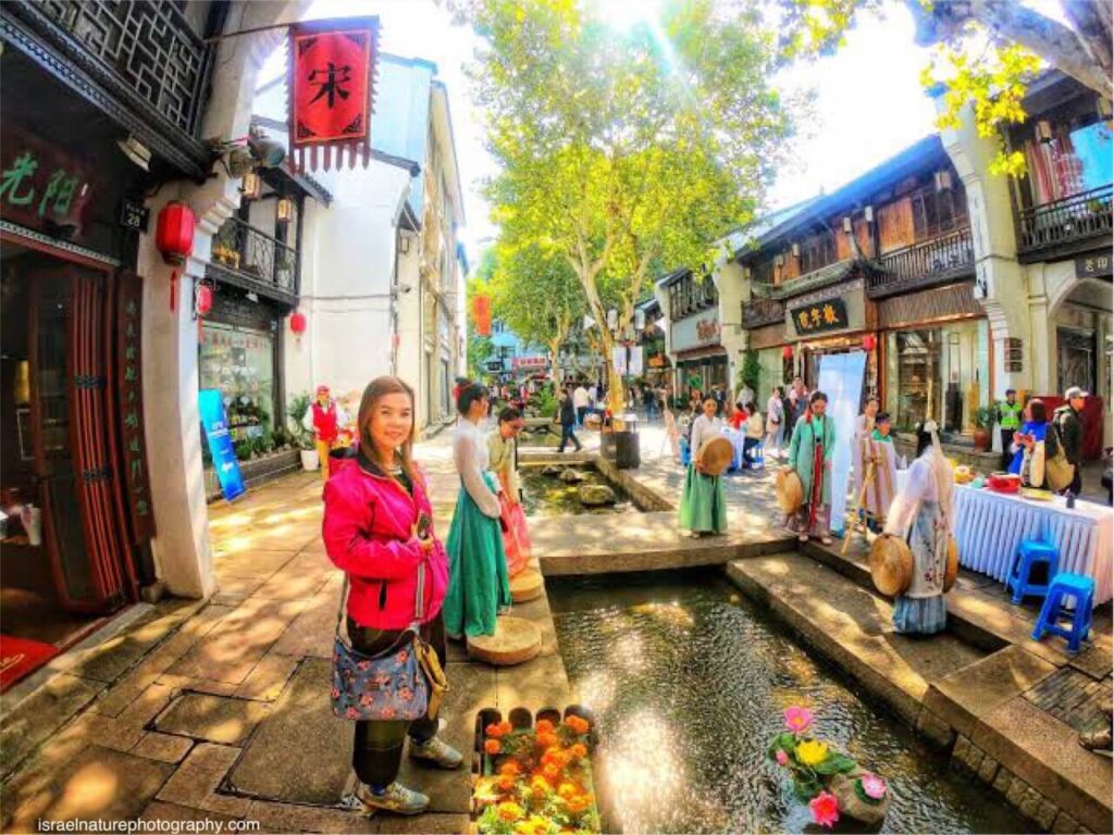 หางโจว เป็นหนึ่งในเจ็ดเมืองหลวงโบราณของจีนและได้รับการกำหนดให้เป็น เมืองประวัติศาสตร์และวัฒนธรรม โดยรัฐบาล หางโจวเป็นแหล่ง