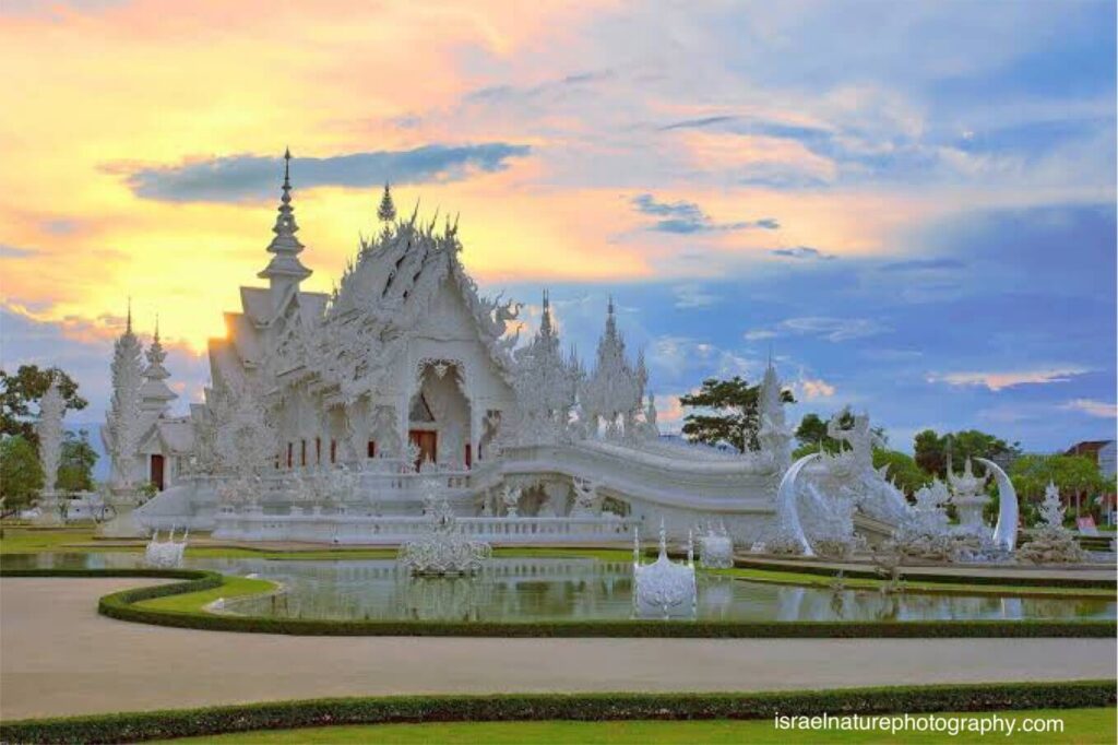 วัดร่องขุ่น เป็นวัดที่มีเอกลักษณ์โดดเด่นด้วยสีขาวและการใช้เศษแก้วในการฉาบปูนเป็นประกายระยิบระยับยามต้องแสงแดด สีขาว หมายถึง ความ